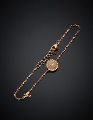 un bracelet plaqué or avec une pièce et une chaîne