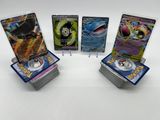 quatre cartes Pokémon différentes posées les unes sur les autres sur une table