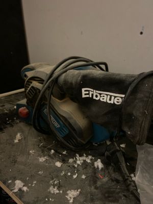 a sander that is sitting on the floor in the room