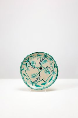 assiette en céramique turquoise et blanche ornée d'un motif floral