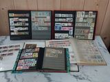 une table sur laquelle se trouvent plusieurs timbres et un livre