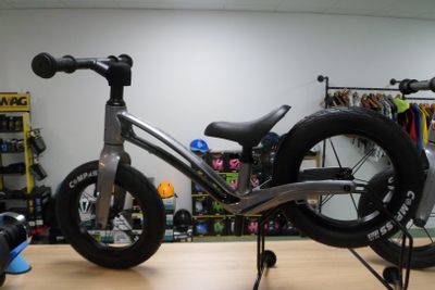 un vélo posé sur une table dans une pièce