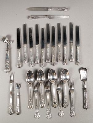 beaucoup de cuillères et de fourchettes en argent sur la table