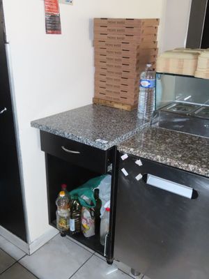 un réfrigérateur et un lave-vaisselle dans une petite cuisine