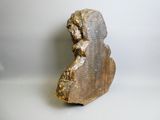 un rocher sur lequel est sculpté un visage, posé sur une table