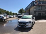 une voiture blanche garée devant un bâtiment