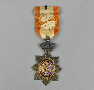 Gros plan sur une médaille portant une étoile