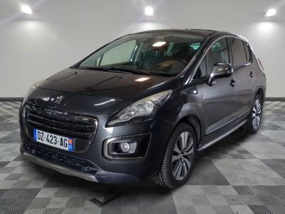 la petite voiture noire est garée dans une pièce au sol en damier