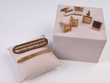 une boîte ornée de quelques motifs dorés et un oreiller