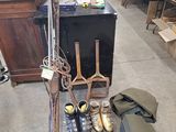 Plusieurs paires de chaussures et une paire de skis sont posées par terre