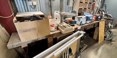 de nombreux outils posés sur un établi dans un garage