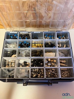 une boîte contenant de nombreux types de vis et d'écrous