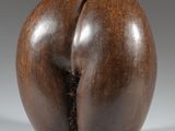 une image montrant un gros plan d'une sculpture en bois représentant un derrière