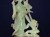 Figurine chinoise en jade sculpté représentant une femme et deux oiseaux