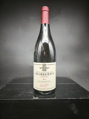 une bouteille de vin posée sur une table