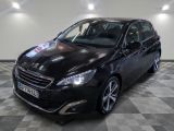la photo d'une voiture noire garée dans un garage