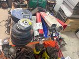 de nombreux outils de toutes sortes rangés sur une étagère dans un garage