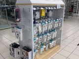 un présentoir d'appareils électroniques dans un magasin, destinés à la vente