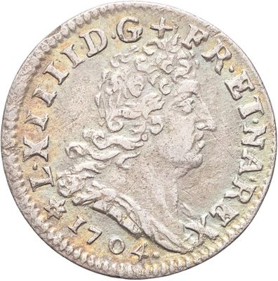une pièce d'argent portant une tête de femme