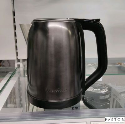 une photo d'une bouilloire en acier inoxydable exposée dans un magasin