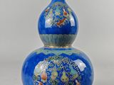 une image représentant un vase bleu orné d'un motif doré