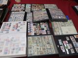 beaucoup de timbres posés sur une table recouverte d'une nappe rouge