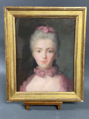 portrait d'une femme en robe rose dans un cadre doré