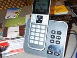 un téléphone portable posé sur une table