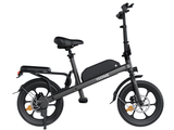une image représentant un vélo électrique noir muni d'une selle, sur fond blanc