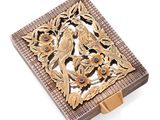 une boîte en bois ornée d'un motif représentant un oiseau et des fleurs