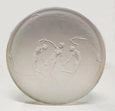 an image of a white glass object with two figures on it