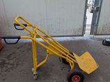 un diable jaune qui se trouve dans un garage