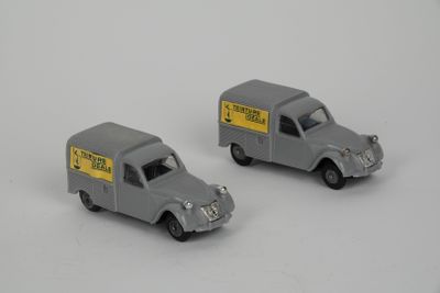 deux voitures jouets assises l'une à côté de l'autre