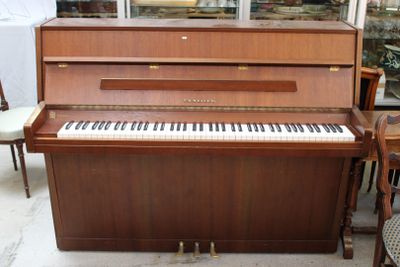 un piano posé au milieu d'une pièce