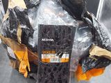 un tas d'objets noirs et orange emballés dans du plastique