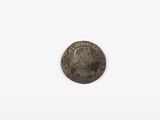 gros plan d'une pièce de monnaie sur une surface blanche