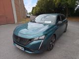 La voiture bleue est garée sur le bord de la route.
