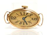 une petite horloge en or dont le cadran est orné de chiffres romains