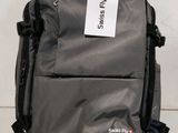 une valise munie d'une étiquette, posée par terre