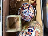 une boîte remplie d'objets divers posée sur une table