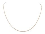 un collier à chaîne en or sur fond blanc