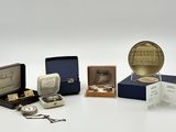 un grand nombre d'objets posés sur une table
