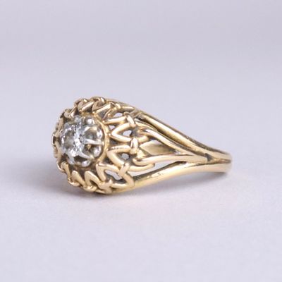 une image d'une bague en or avec un diamant au centre