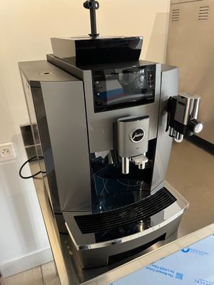 une machine à café posée sur un comptoir