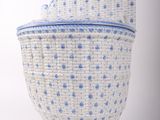 un panier blanc à pois bleus