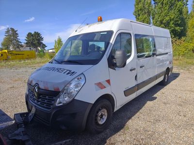 une camionnette blanche garée sur un terrain