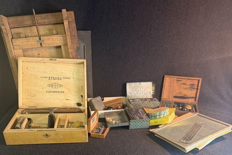 Lot d'imprimerie, tampons, lettres, rouleaux, outillages, ap…
