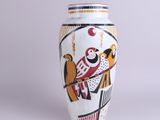 un vase blanc orné d'une peinture sur le côté
