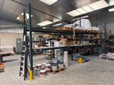 un grand entrepôt rempli d'une multitude d'articles de toutes sortes