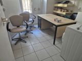 deux chaises et un bureau dans une petite pièce